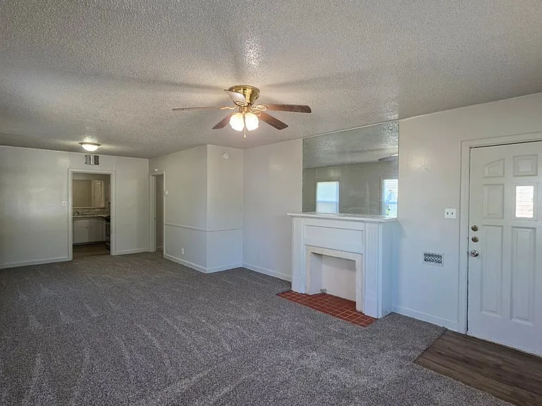 913 S Rusk St — Photo 3