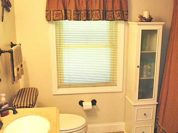 full bath w/new vanity