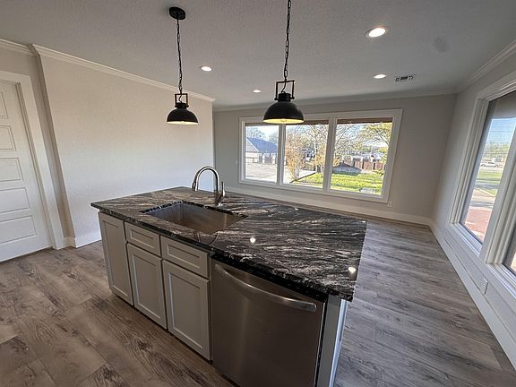 4th image of 414 E Elm St #201