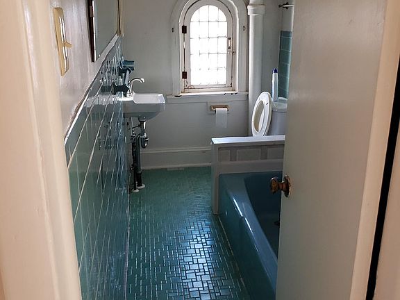 4th image of 607-9 S 42nd St #93A