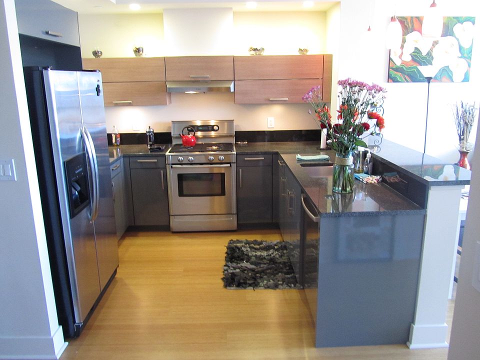 Kitchen-frig included
