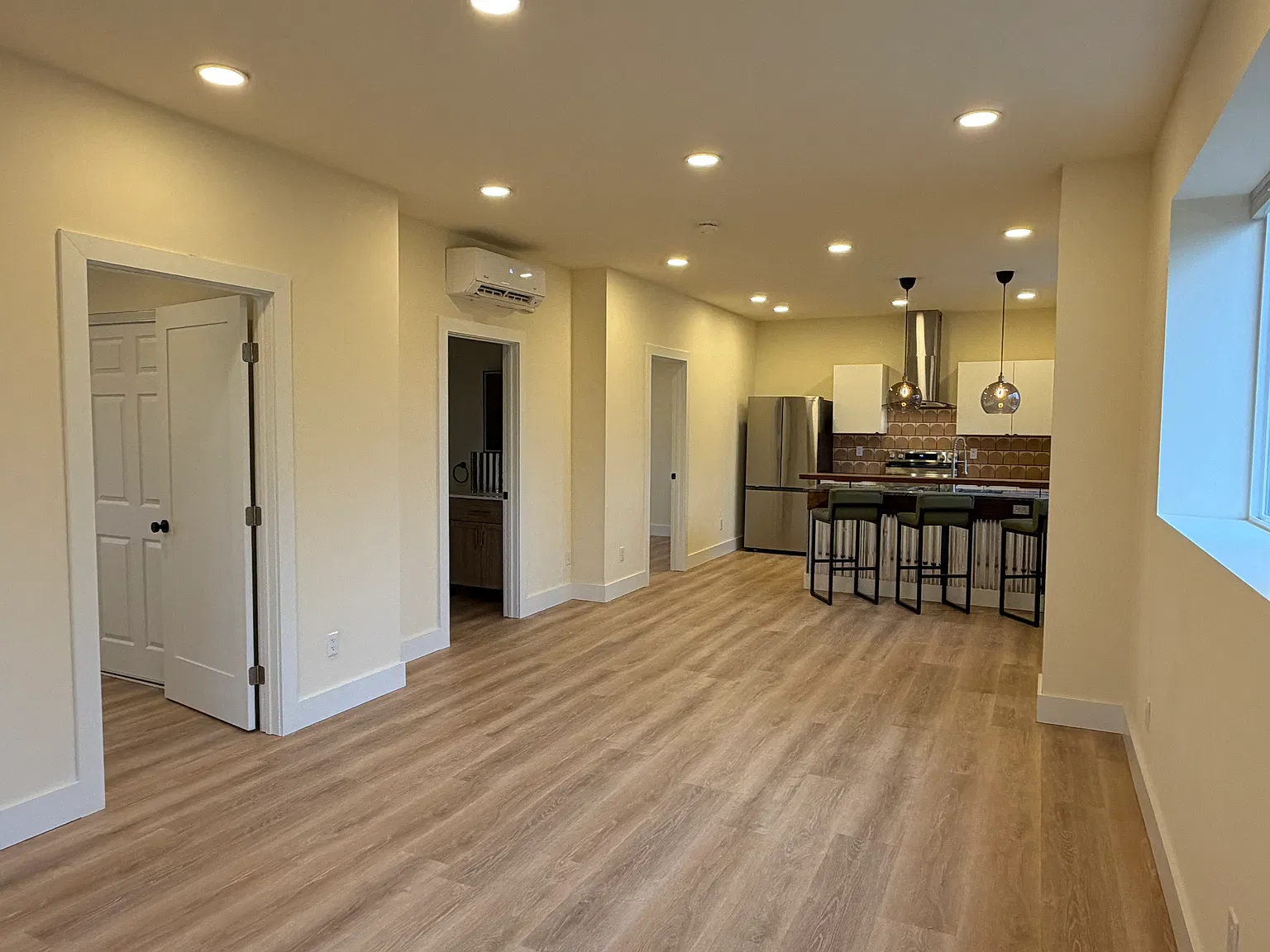 2 bed, 750 sqft, $2,100 — Photo 2