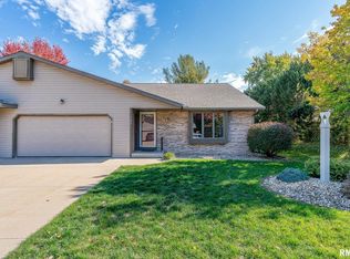 702 Valley View Dr, Fulton, IL 61252