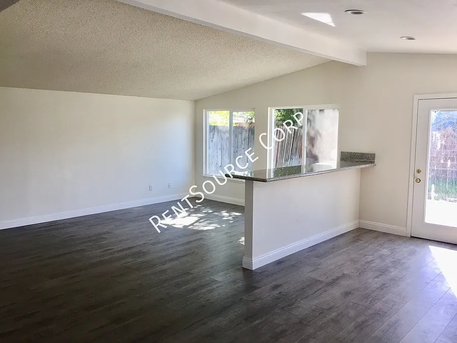 4 Bedroom / 2 Bathroom House in Lancaster — Photo 4