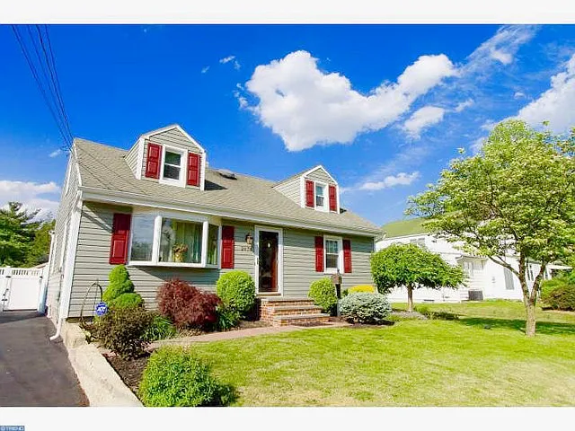 2076 Kinter Ave photo 1
