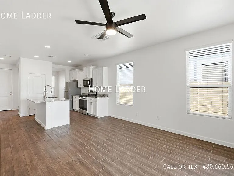 2713 N Camden Dr — Photo 7