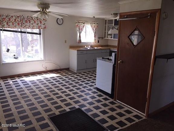 4th image of 218 S Pine St
