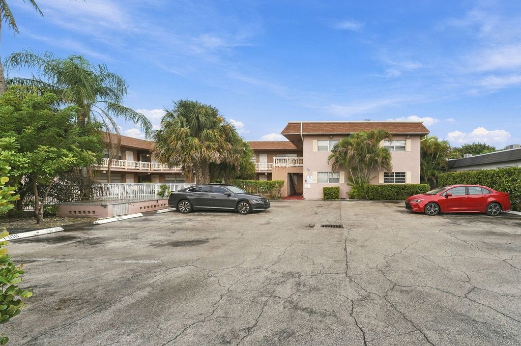 241 SE 9th Ave APT 101, Pompano Beach