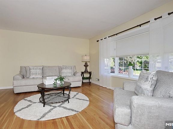 5th image of 11 Henry Ave