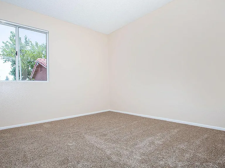 Sunset Pointe Apartments — Photo 19