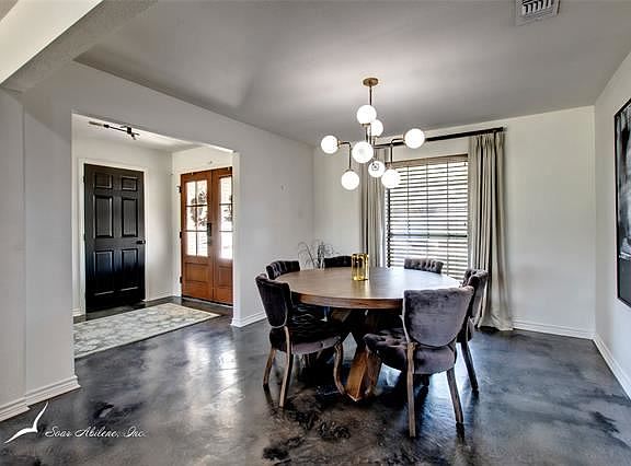 3rd image of 8 Hoylake Dr