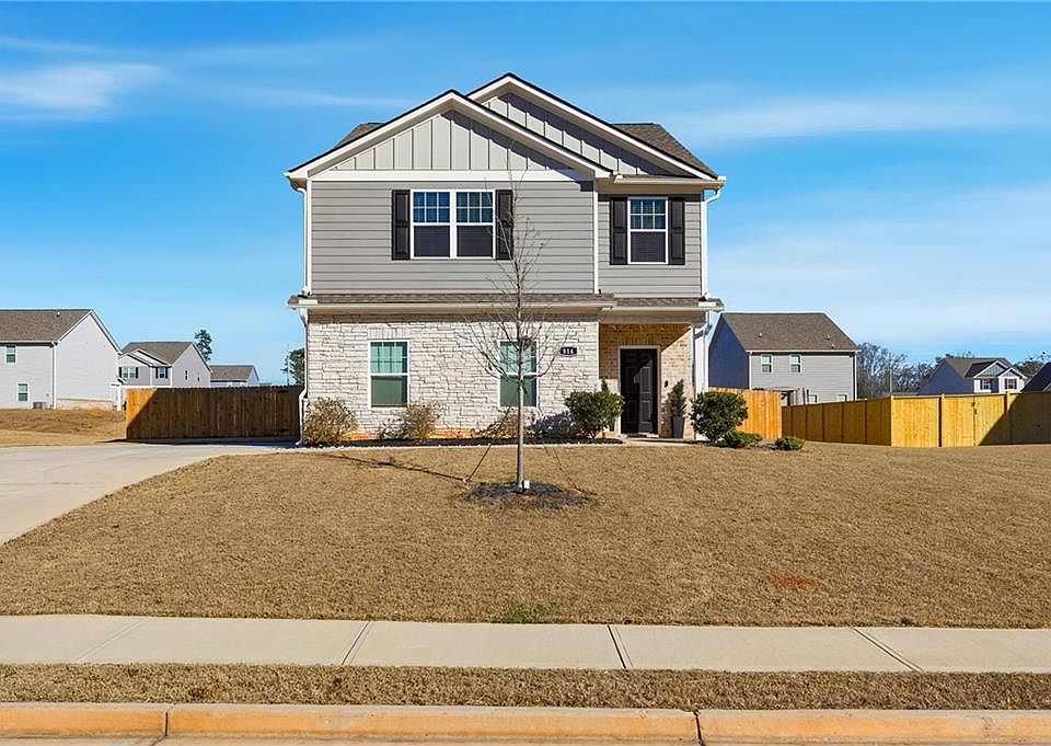 1st image of 814 Robbie Ln