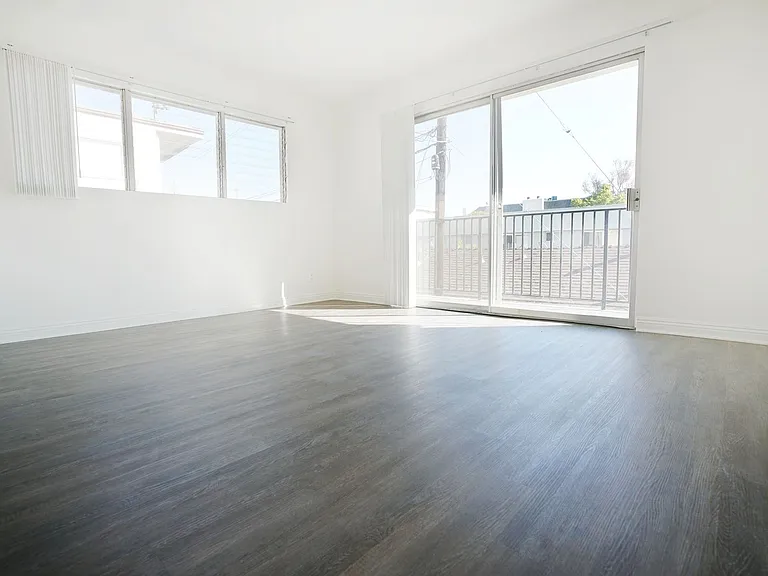 California 1204 — Photo 2