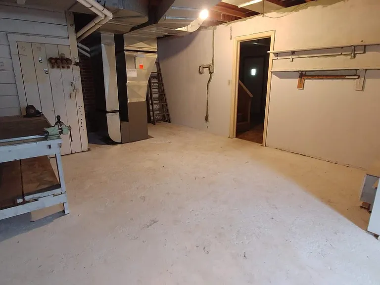 460 SW State St — Photo 12