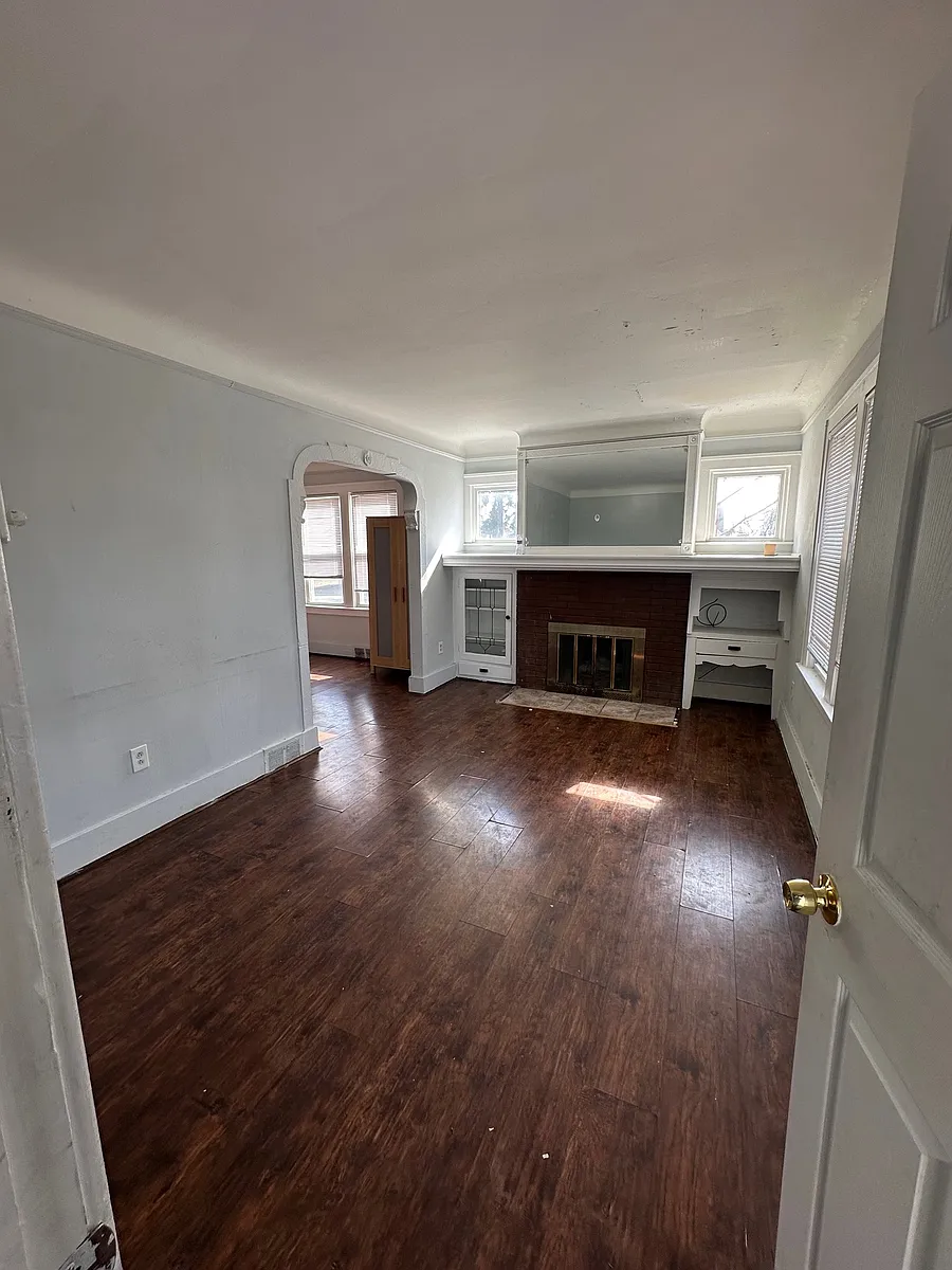 Building Photo - 7402 Yinger Ave #1