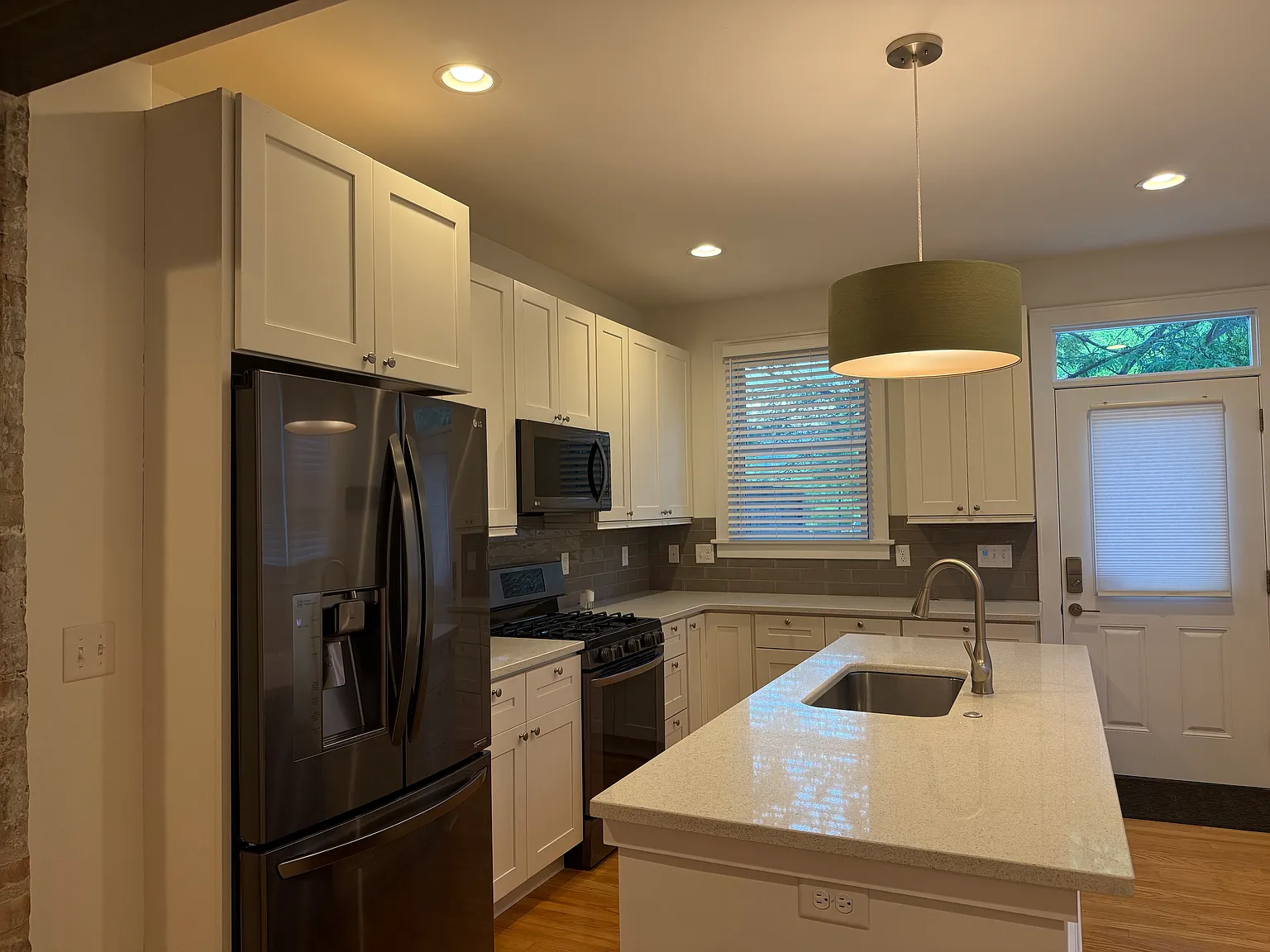 3 bed, 2.5 bath, 1646 sqft, $2,400 — Photo 3