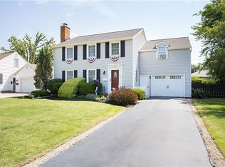 90 Park Forest Dr, Williamsville, NY 14221