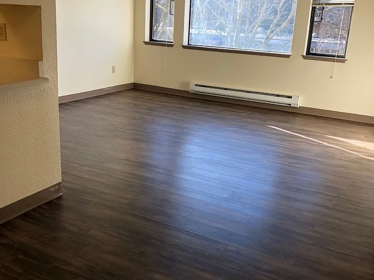 Hilltop Court Apartments — Photo 17