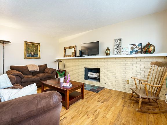 4th image of 4045 Woodland Ln