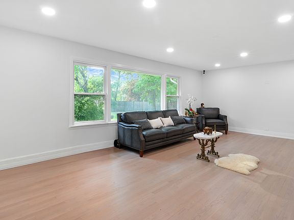 4th image of 6840 N Lincolnwood Dr