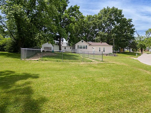 3rd image of 52 Linn Dr