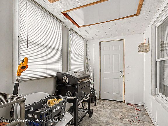 5th image of 909 Clayton St