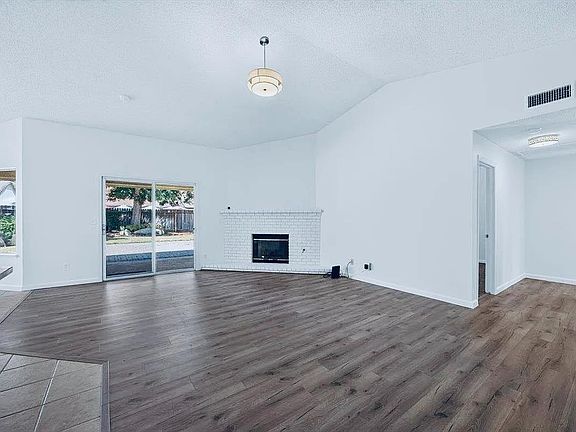 5th image of 2539 Stuart Ave