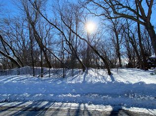 N30W22140 Woodfield Ct W, Waukesha, WI 53186