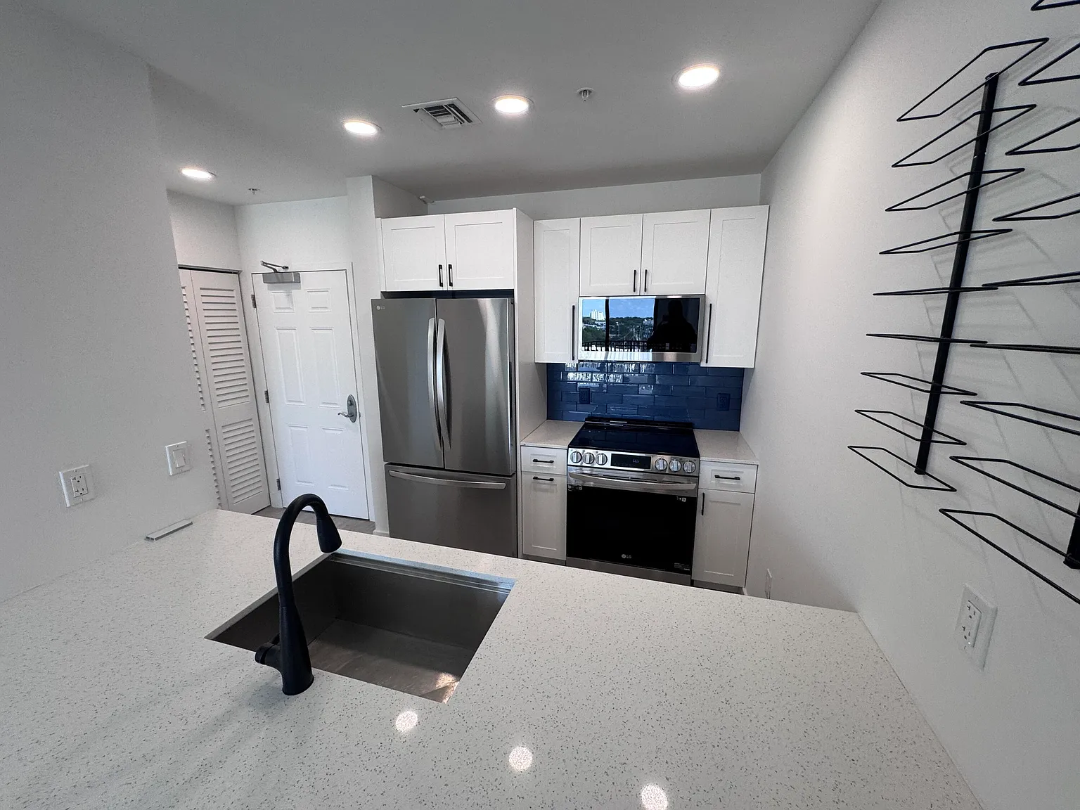 1 bed, 1.0 bath, 733 sqft, $2,350 — Photo 4