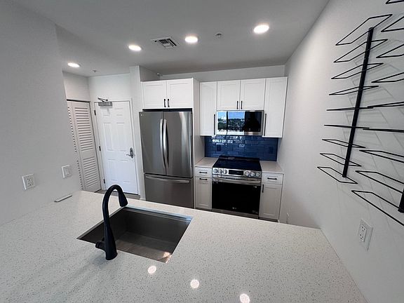 4th image of 511 Lucerne Ave #Penthouse 611