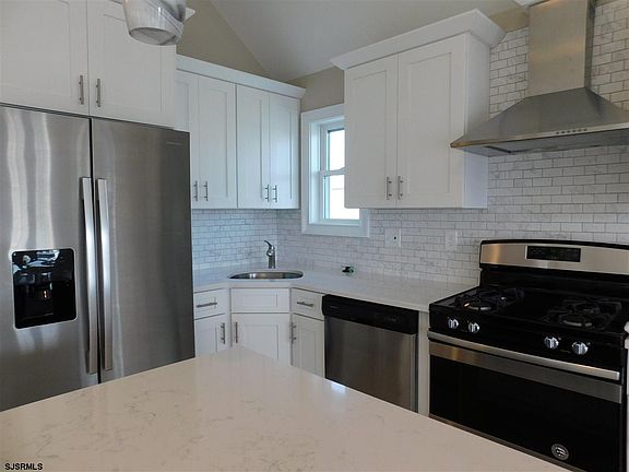 4th image of 809 2nd St #2