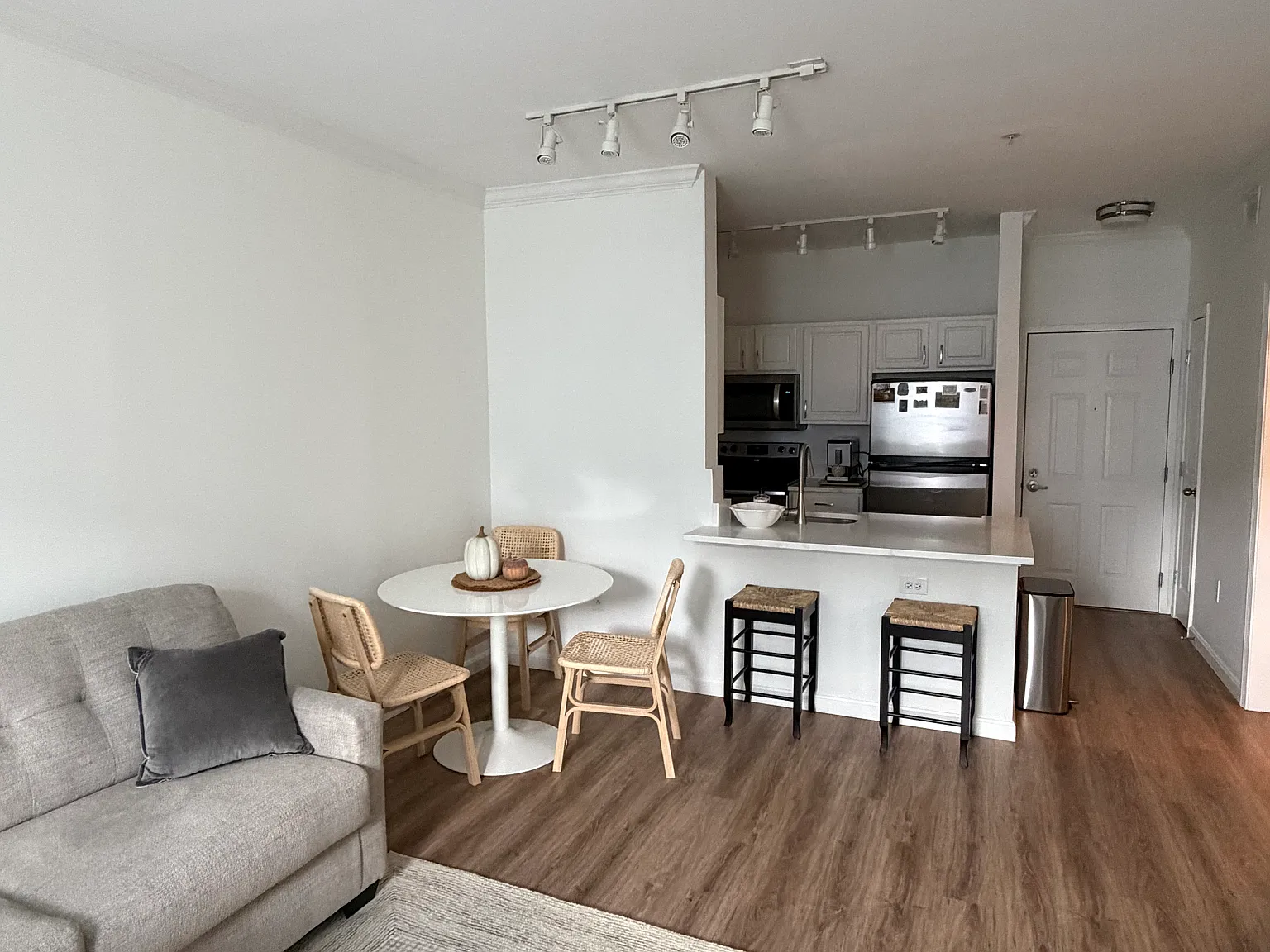 1 bed, 741 sqft, $2,400 — Photo 2
