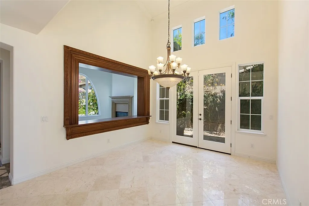 5 bed, 4.5 bath, 4458 sqft, $8,500 — Photo 3
