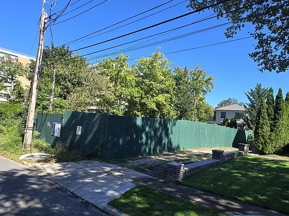 1033 Burton St, Whitestone, NY 11357