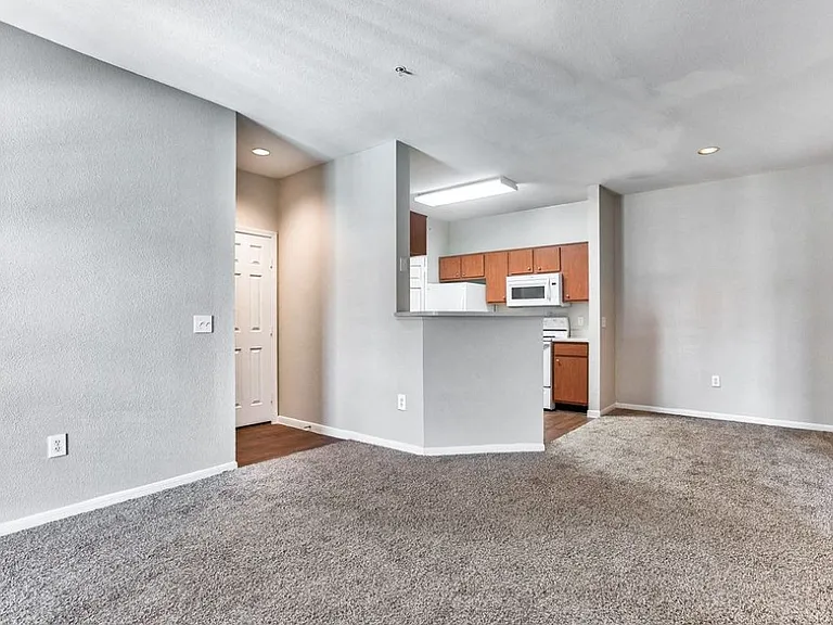 At Vance Jackson, we have all you need to feel right at home. Located in beautiful San Antonio, our prime location is near many restaurants, retail, and much more.