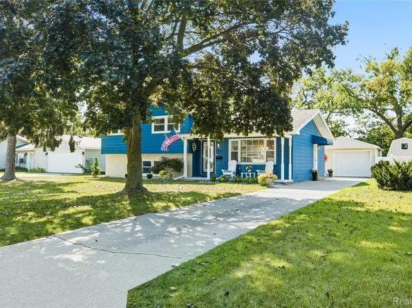 1300 Briarwood Dr, Port Huron, MI 48060