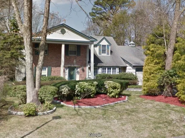 6 Scudders Pl, Coram, NY 11727