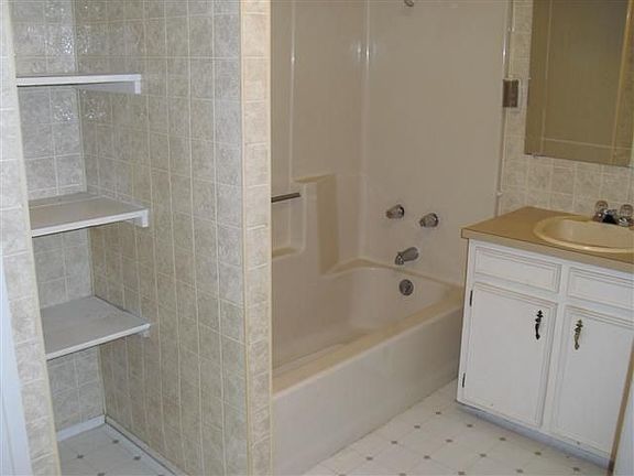 4th image of 3230 W Park Dr