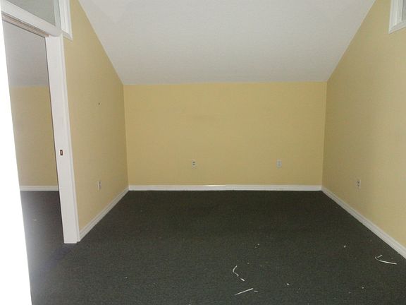 4th image of 1323 E Fletcher Ave