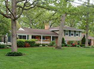630 Woodland Dr, Crystal Lake, IL 60014