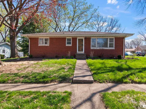 220 S 4th St, Riverton, IL 62561