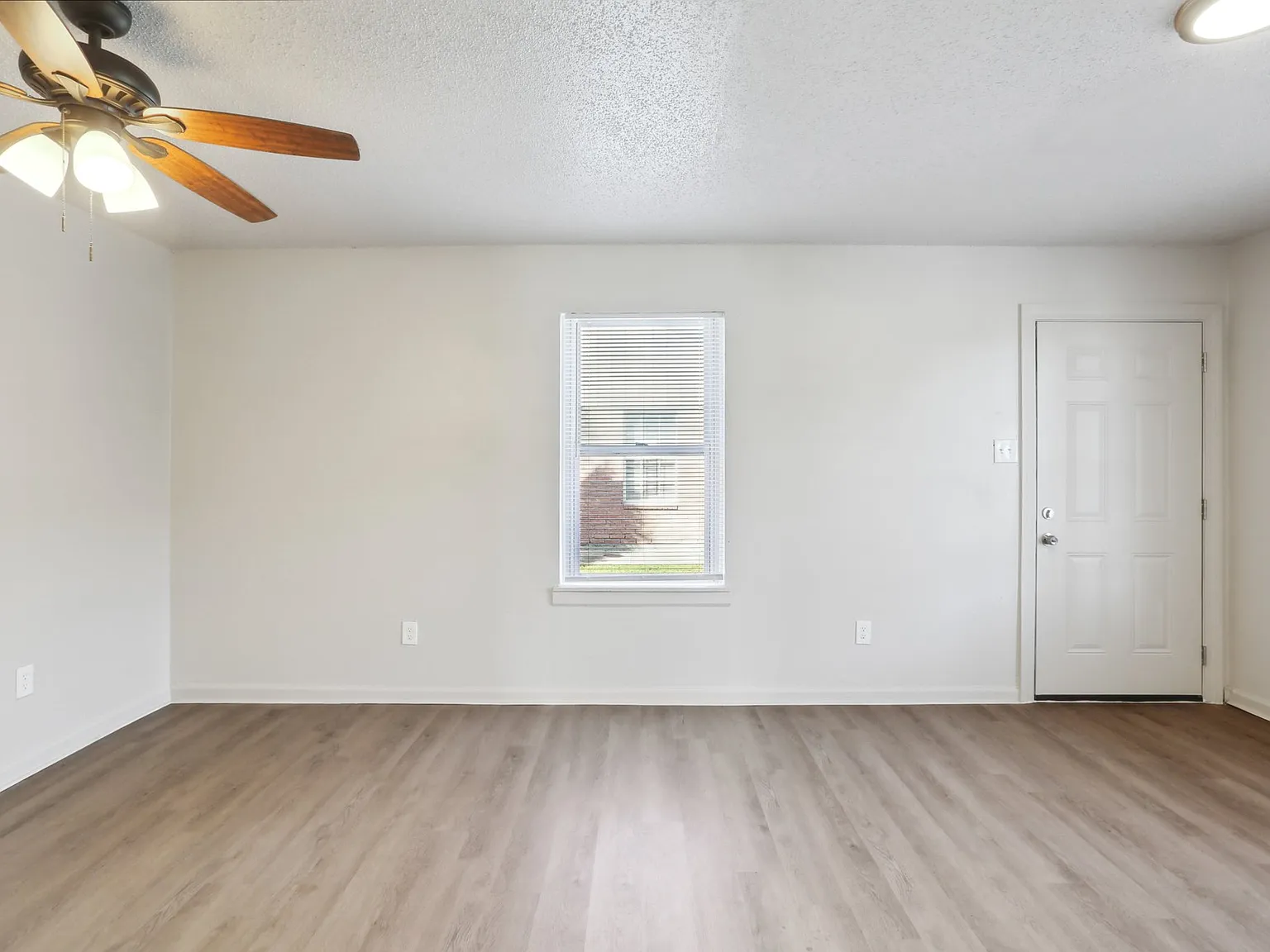 3 bed, 1100 sqft, $1,400 — Photo 3