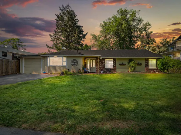 456 Edgewater Dr, Grants Pass, OR 97527