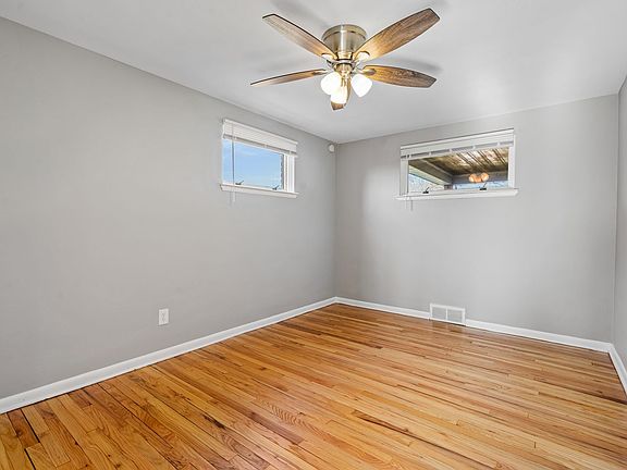 4th image of 745 Edgewater Dr