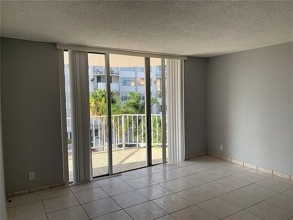 4th image of 16710 NE 9th Ave APT 307