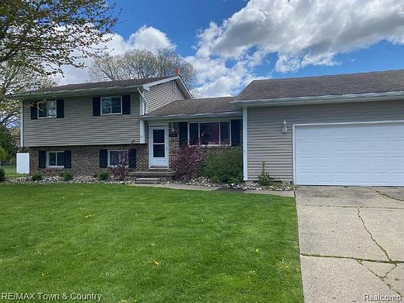 2nd image of 516 Hut West Dr
