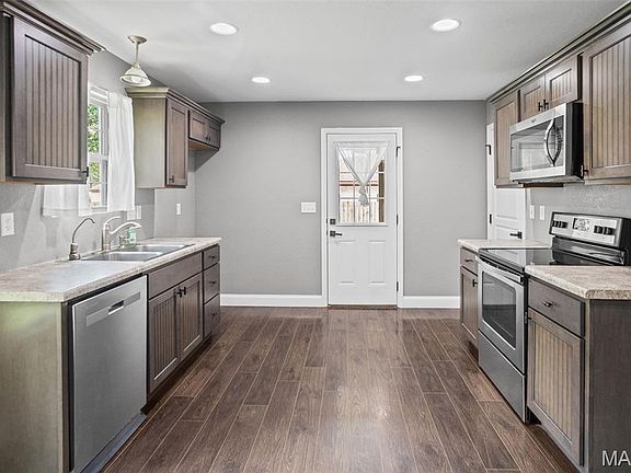 5th image of 8 Dwight St