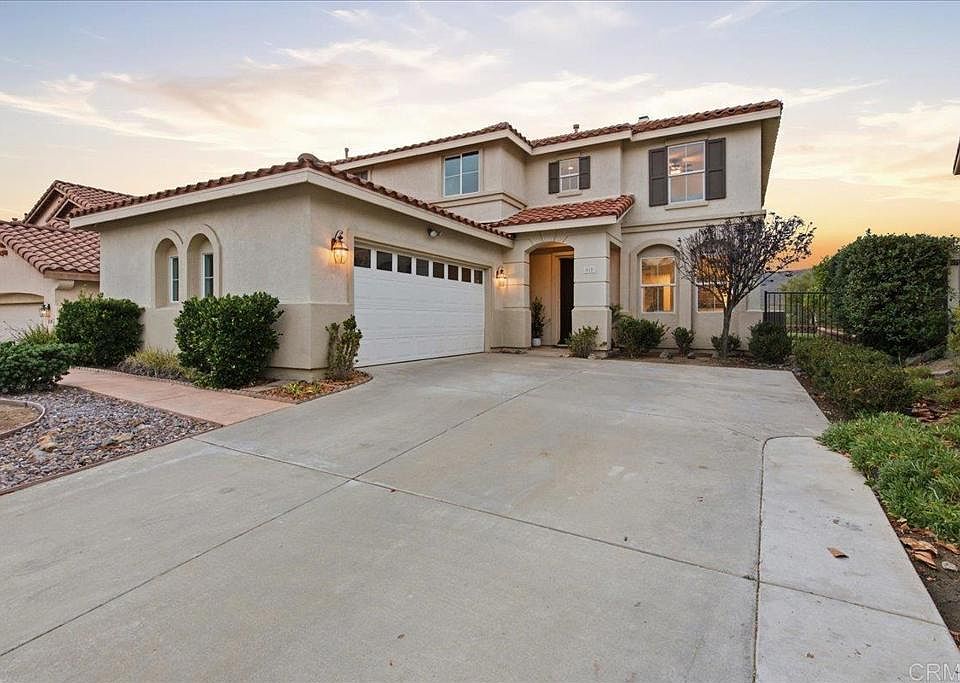 1st image of 812 Avenida Abeja