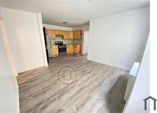 4th image of 1022 E 219th St
