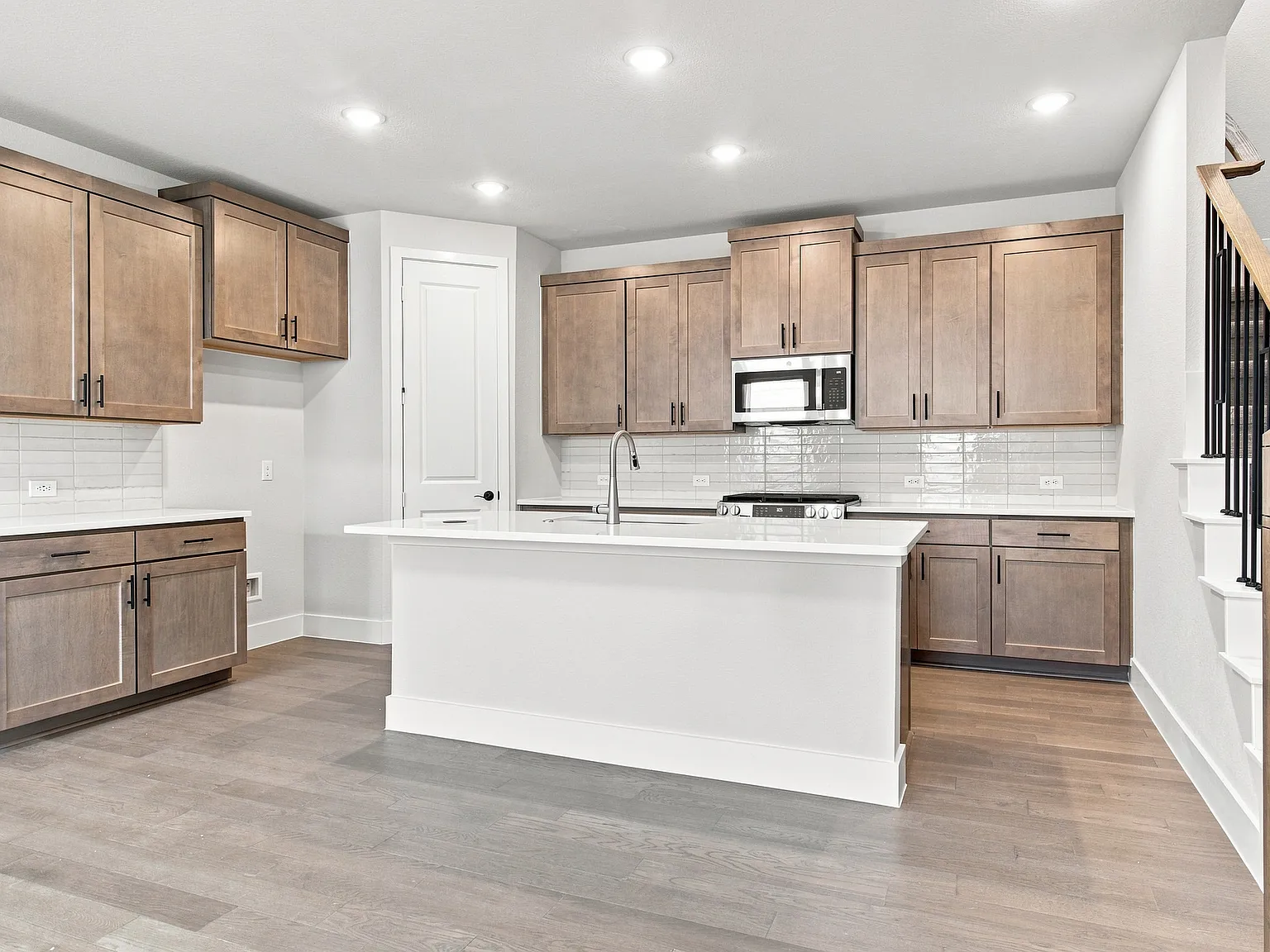 5 bed, 2700 sqft, $3,850 — Photo 3